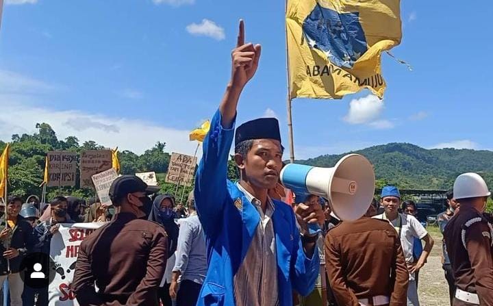 Refli Sakti Sanjaya Saat Demo di Kantor Kejaksaan Tinggi Sulawesi Barat di Momentum memperingatti Hari Anti Korupsi Sedunia