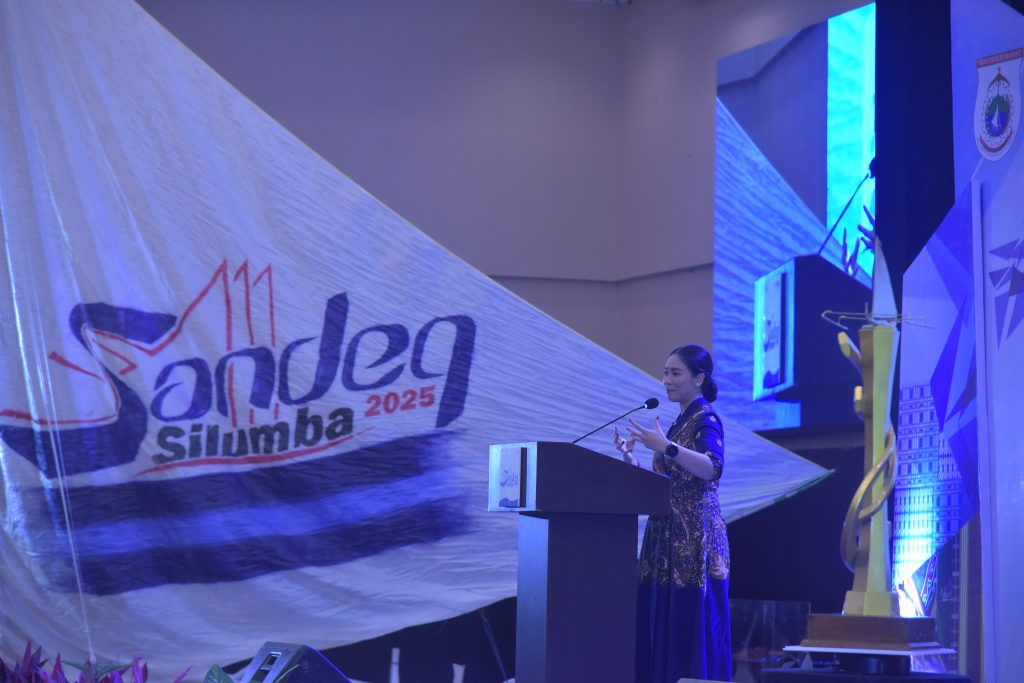 Ket. Foto : Wakil Menteri Pariwisata, Ni Luh Puspa saat memberikan Sambutan pada Kegiatan Closing Seremoni Sandeq Silumba 2025.